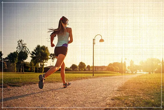 공복 유산소운동을 위해 아침에 걷고 있는 여성