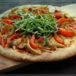 비건 식단 레시피 중의 하나인 동물성이 전혀 없는 피자 형태의 음식