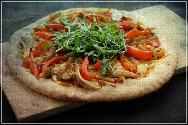 비건 식단 레시피 중의 하나인 동물성이 전혀 없는 피자 형태의 음식